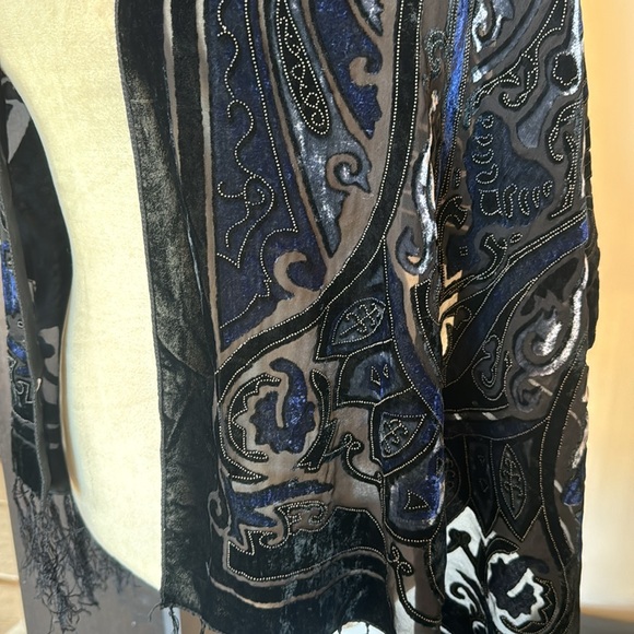 Gorgeous shawl scarf with velvet cut out details - Picture 4 of 6